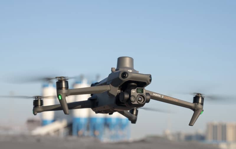 Un dron con cámara termográfica sobrevolando el cielo