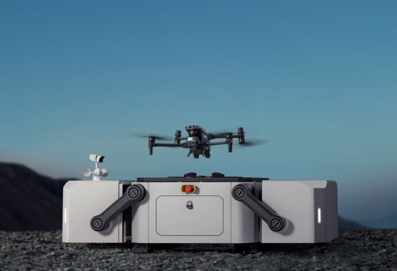 Un dron en seguridad sobrevolando el cielo